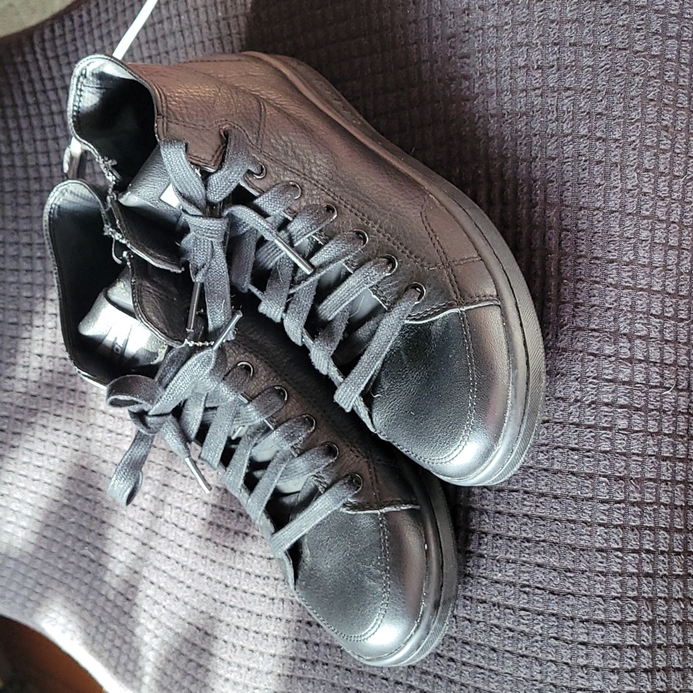 Hightop Skeches size 6.5 in boys in black